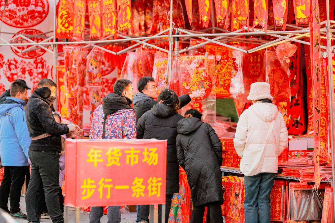 连日以来,山西太原小商品批发市场聚集了大量前来选购年货的市民