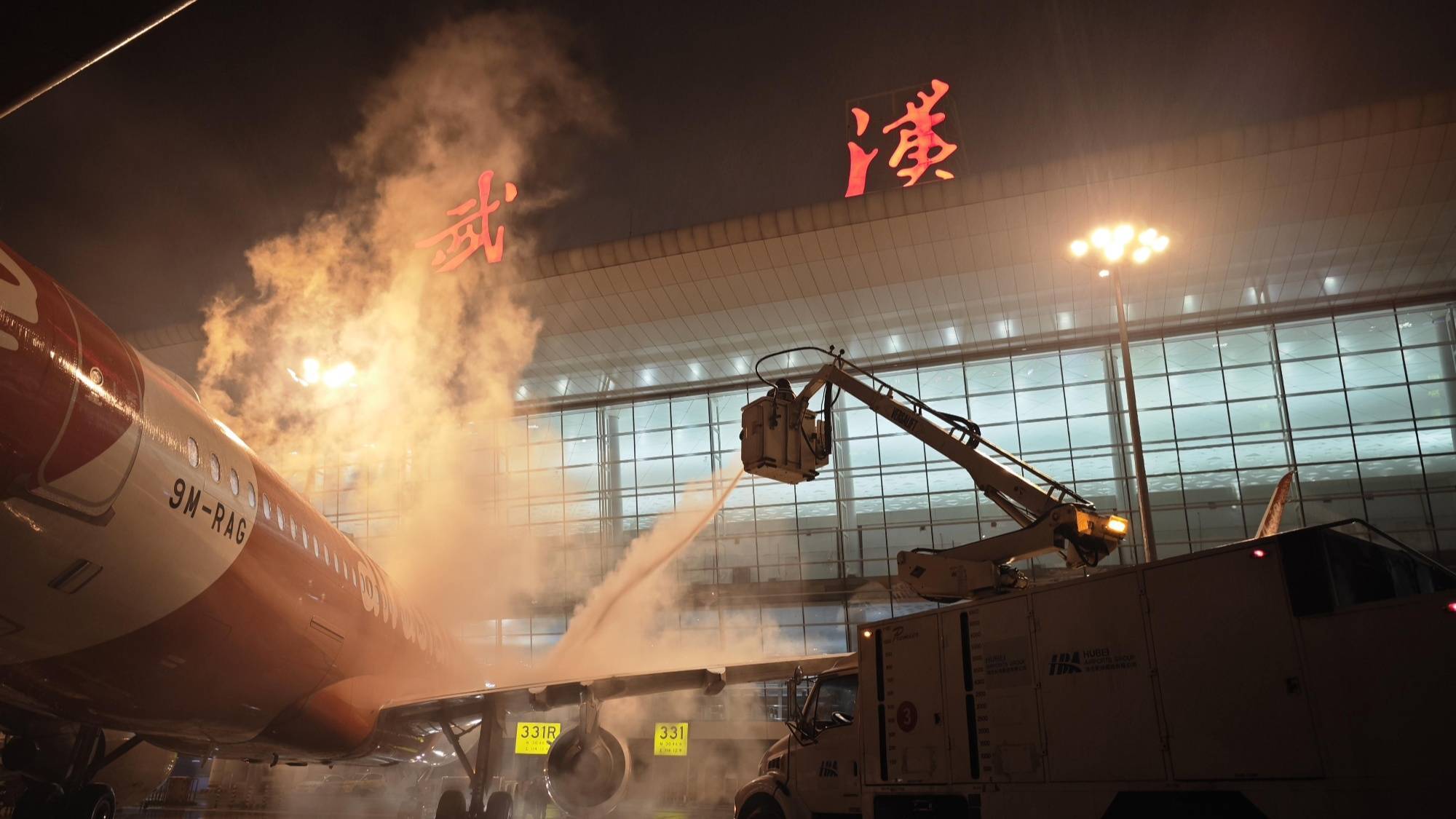 武汉天河机场全力应对冰雪天气保障旅客平安出行