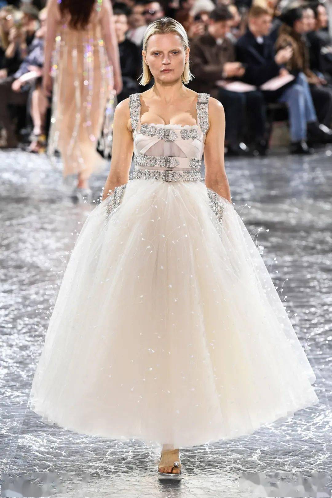 当高缇耶的强势女性力量和饱满的情欲性感遇到浪漫主义甜美 | jean