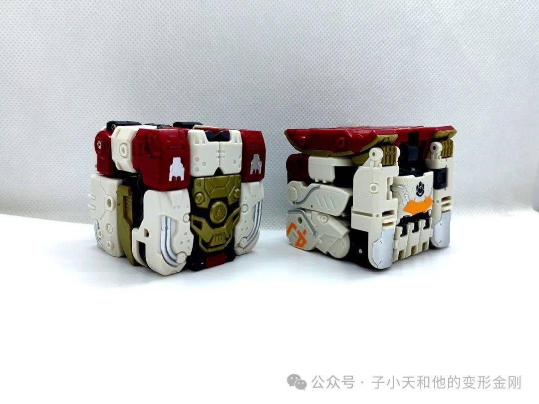 玩具变形后的造型就是猛兽匣系列的招牌box形态,两
