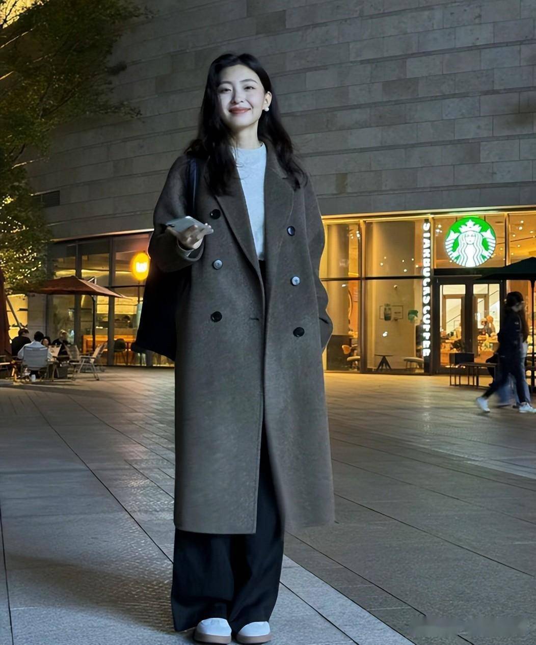 杭州女生真会打扮!满大街的"大衣 运动鞋",却个个洋气又显高