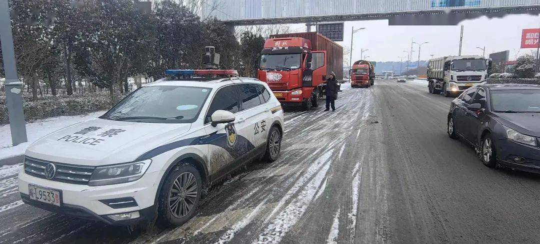 2月1日,氣溫驟降,為確保道路安全暢通,泗縣公安局聯合縣公路,城管等