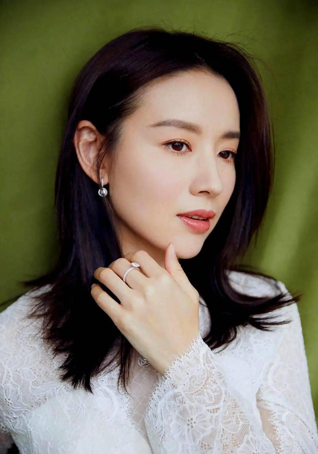 董洁晒儿子正脸,15岁顶顶长胡须变模样,五官与爸妈越长越不像_潘粤明