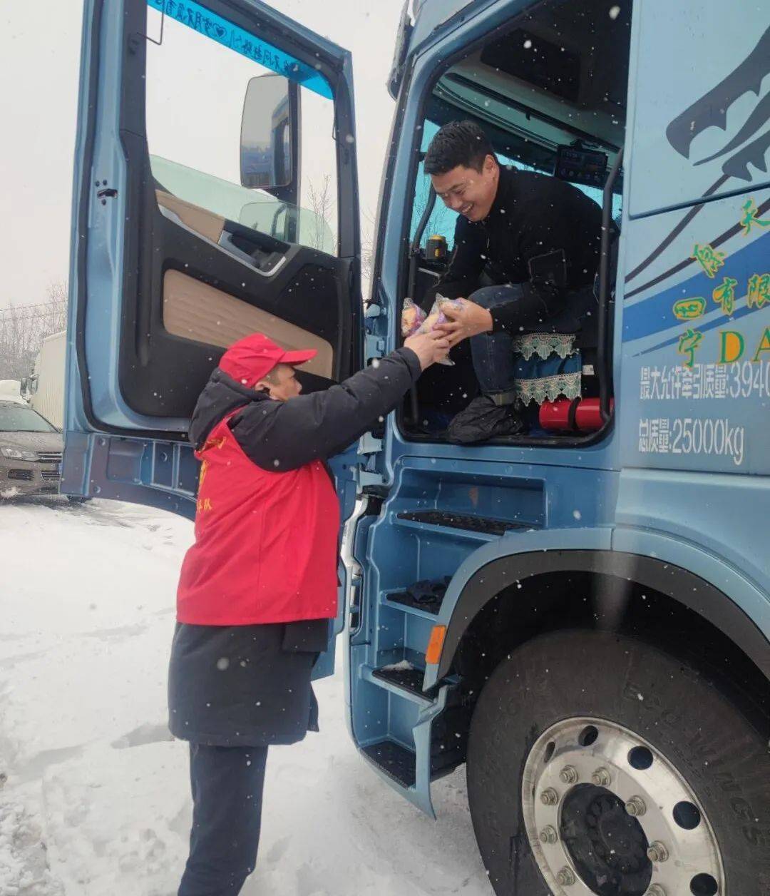 文化名城—孝感大雪無情人間有愛大量車輛滯留孝感境內的不少高速路段