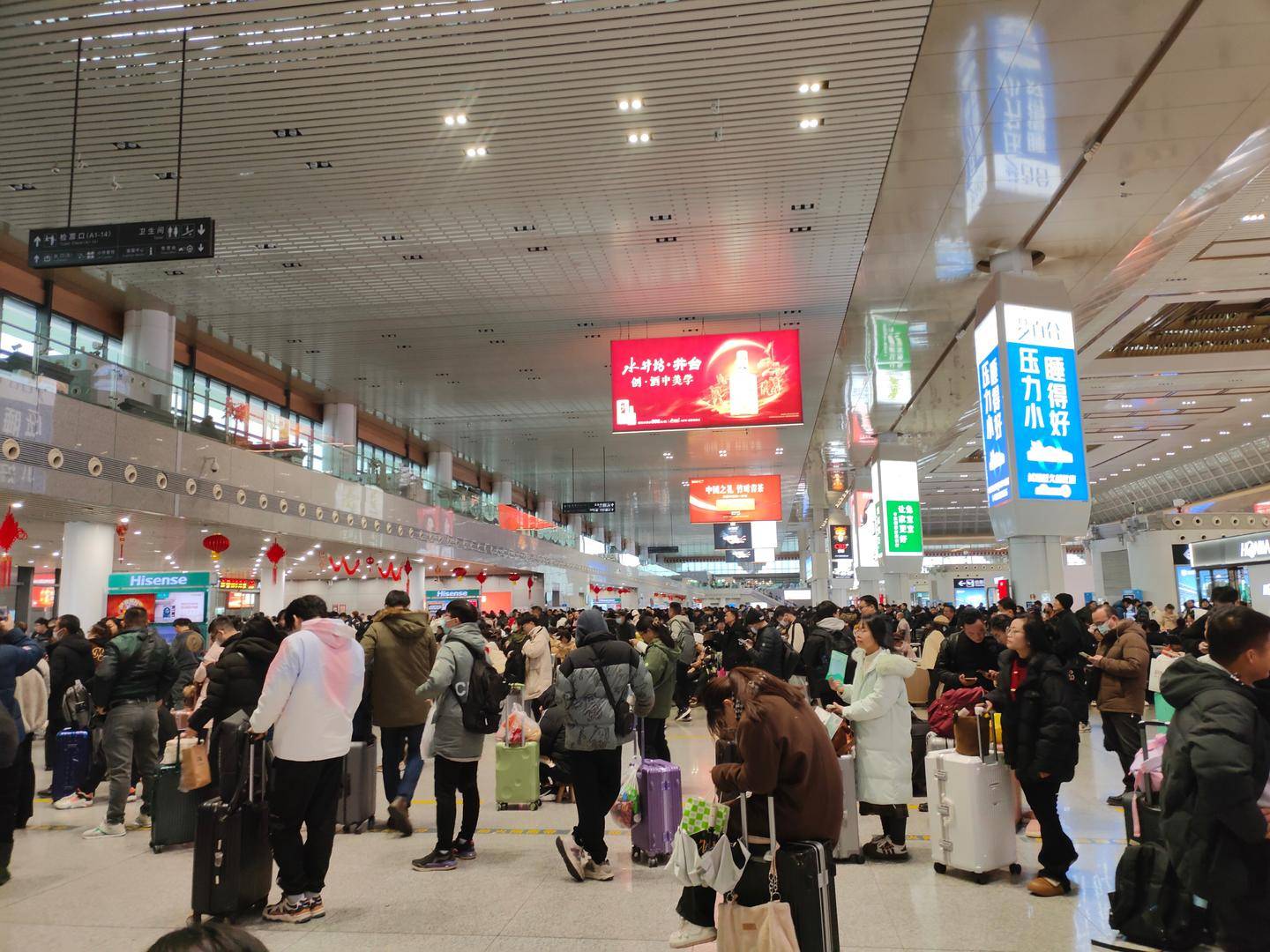 早上6点3分发车,红星新闻记者采访他时,该趟高铁列车已晚点10个多小时