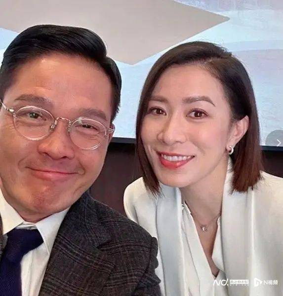 郑启泰与《新闻女王》佘诗曼合影.