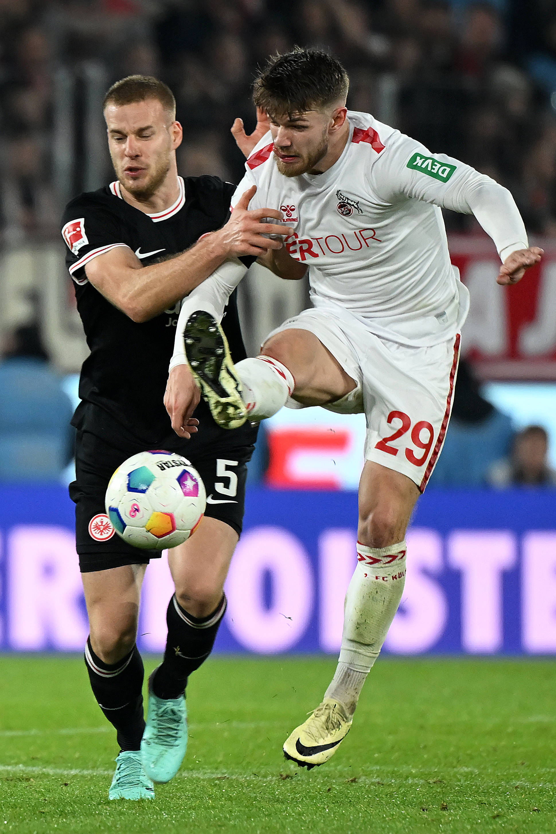 足球——德甲:科隆胜法兰克福