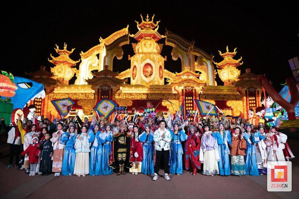 2021年12月31日,第二十八届自贡国际恐龙灯会全新点亮,以运营182天的