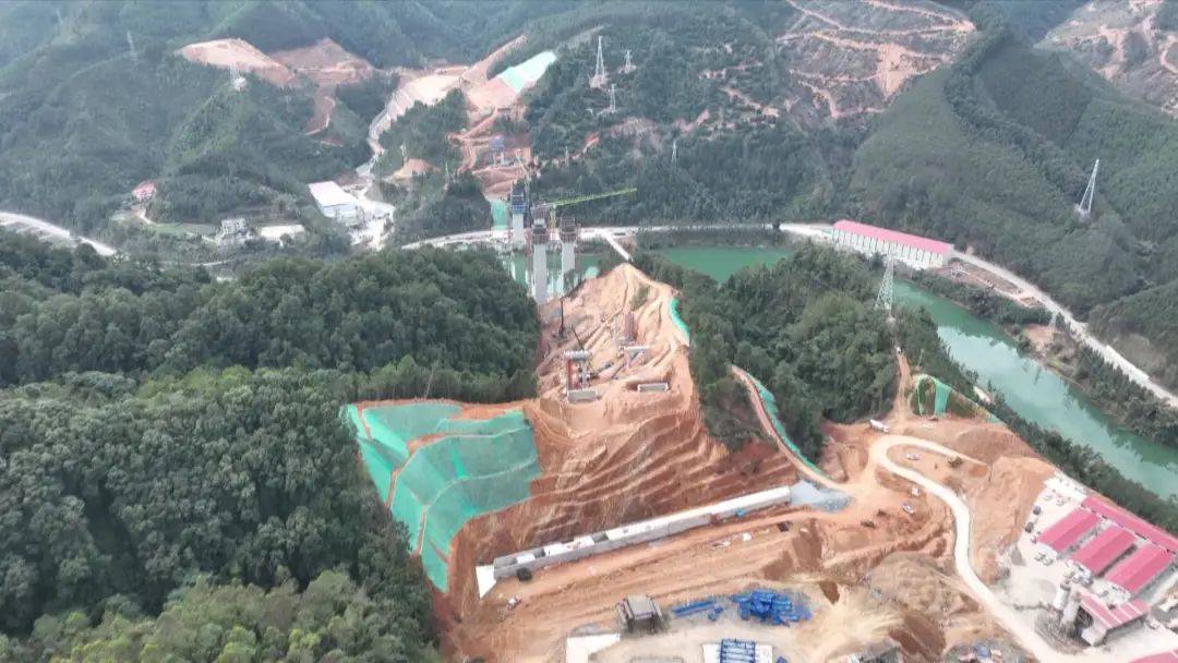 连贺高速公路黄洞大宁河大桥首个74米高墩顺利封顶!