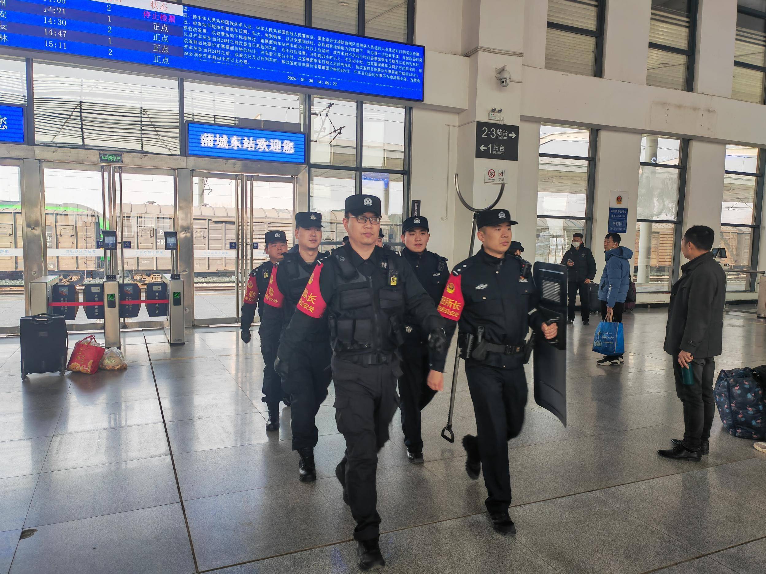 延铁特警守护旅客群众平安回家路_巡逻_韩广涛_春运