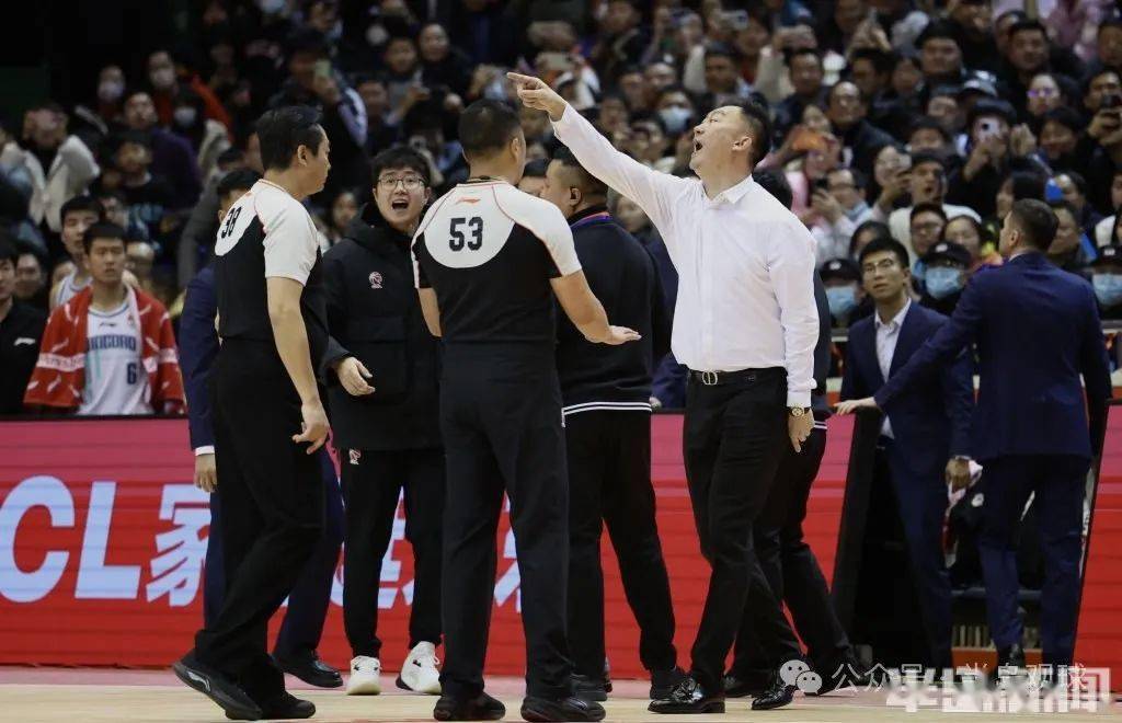 罚出场鲍威尔空砍52分 青岛男篮齐鲁德比惜败山东高速_比赛_进攻_裁判