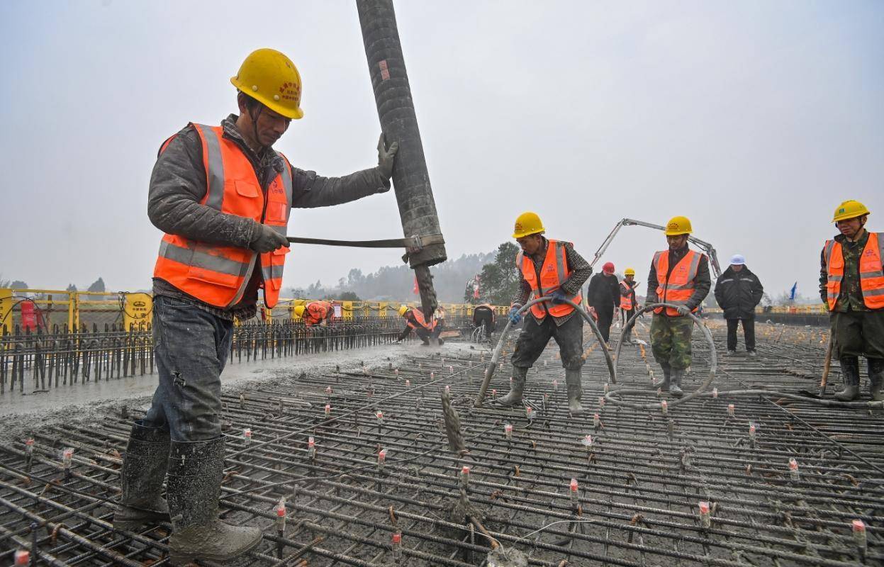 新春走基层|鏖战32小时_成渝_混凝土_工人