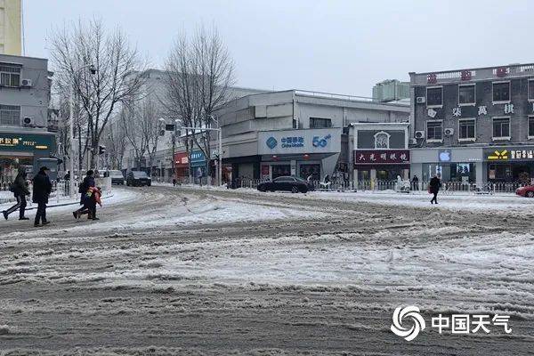 據中國天氣報道,雨雪冰凍給交通運行帶來不利影響,國鐵武漢局漢口