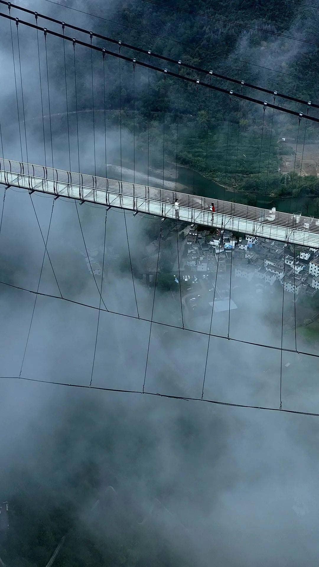 宛如天上鹊桥般神秘莫测落差较高的高空玻璃桥悬空高差488米,跨度较长