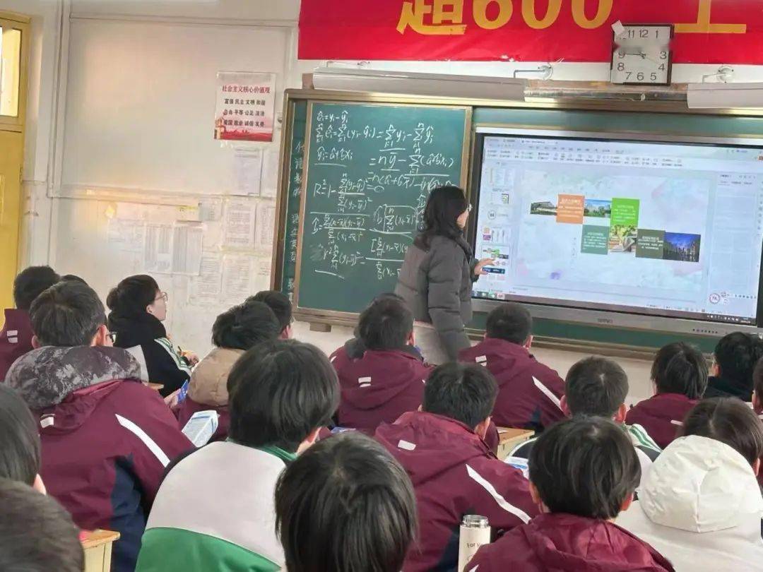 在叶县第二高级中学的高三六班的课堂上,王靖通过ppt详细介绍了河南