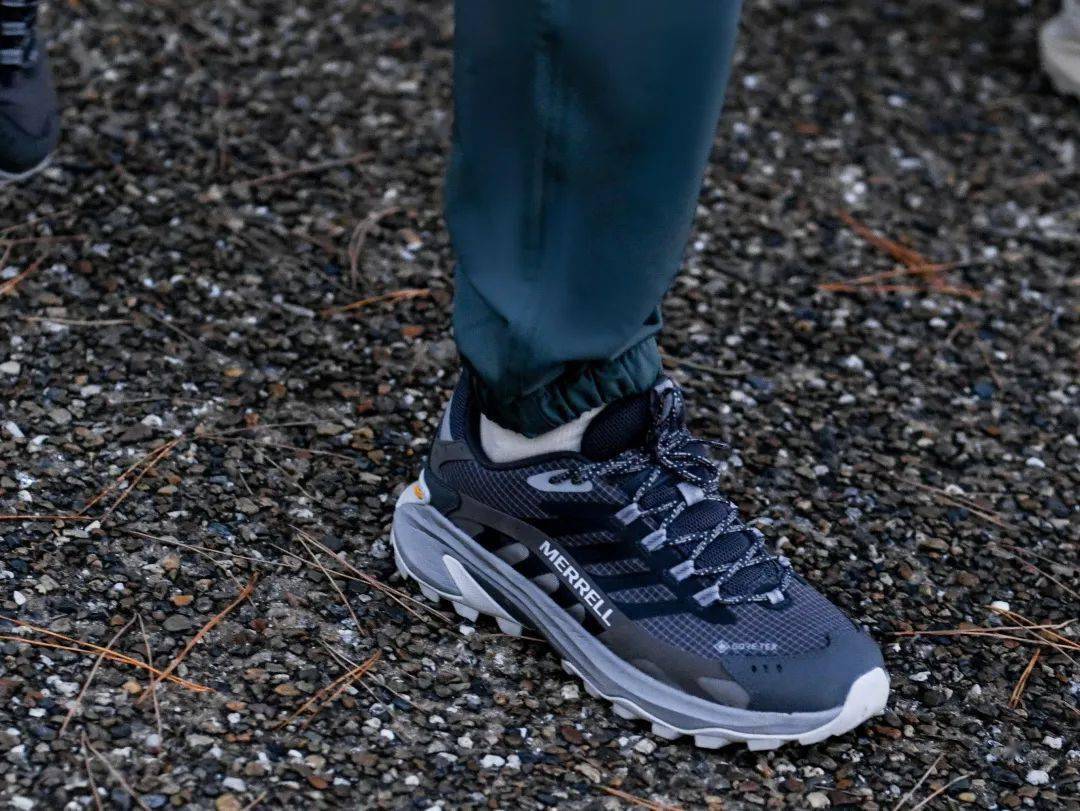 merrell专属的vibram tc5 大底,沿用mtl越野跑鞋款的防滑齿设计并提供