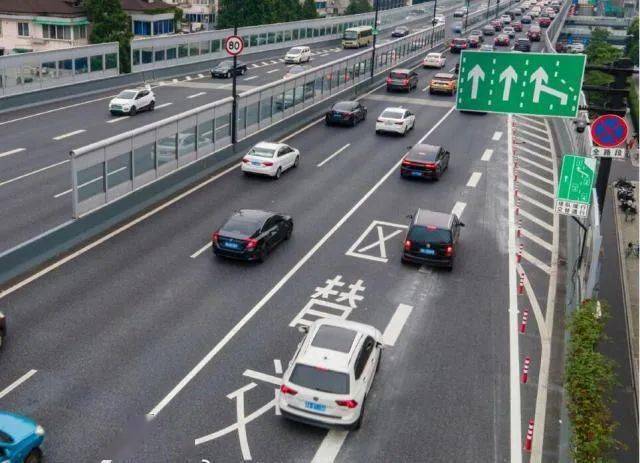 该如何交替?_地方_规则_车道