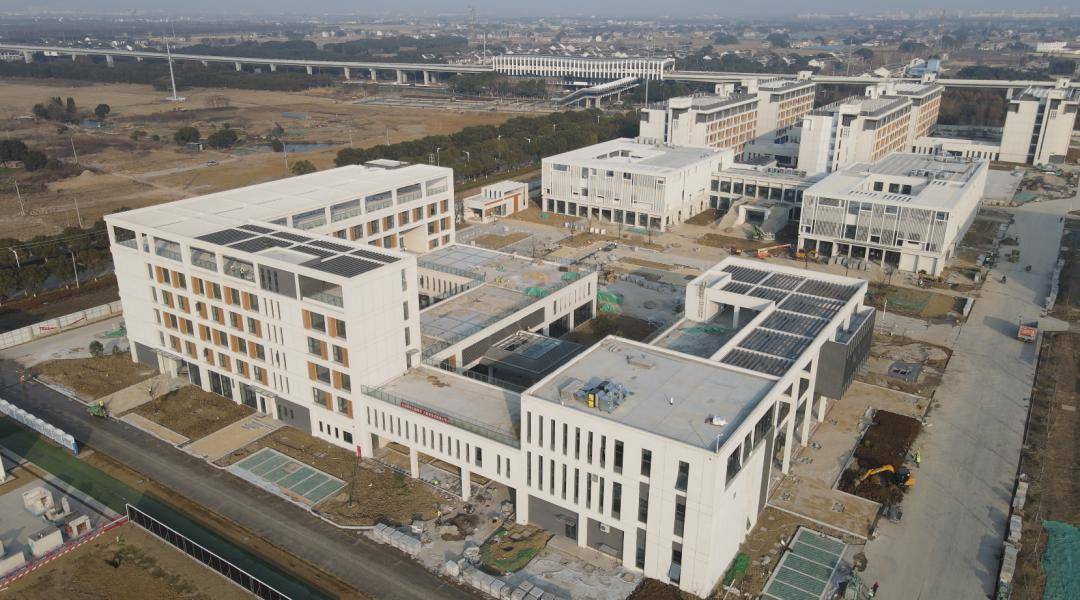 江南大学江阴校区作为科教孵化中心的子项目,是霞客湾科学城"一岛,两
