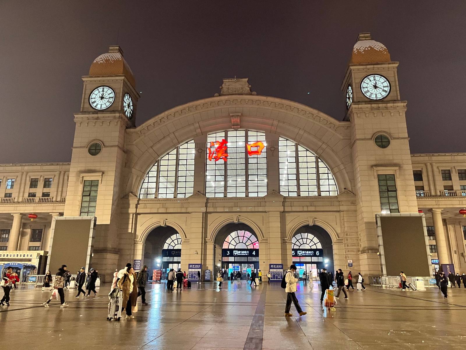 汉口火车站:乘客掏出饼干,瓜子交朋友,电务段职工扫雪满头大汗,车站