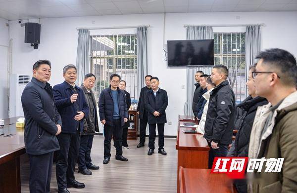 严华看望慰问一线工作人员 向全市广大劳动者致以新春问候_邵阳_保障