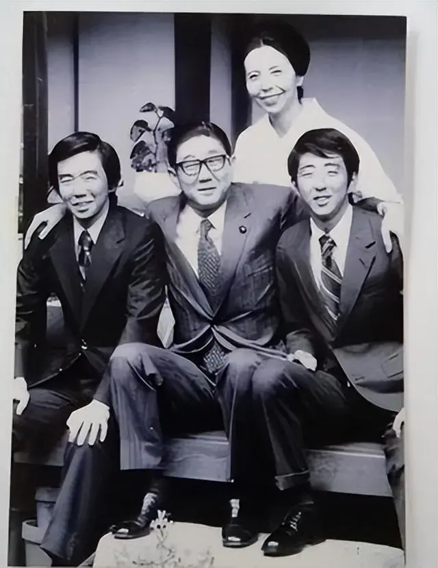 安倍一家把儿子送上首相宝座的政坛教母长子安倍信宽很有自己的想法