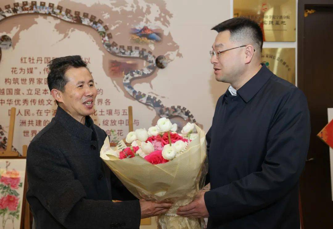 2月6日,林斌带队赴九龙湖镇走访慰问宁波市道德模范,文化领域人才姜红