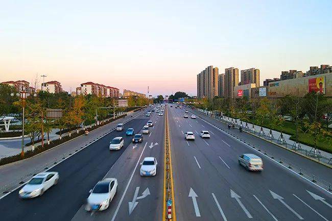 围绕提升城市道路品质,着力修复破损路面,补植绿化苗木,改造建设人行