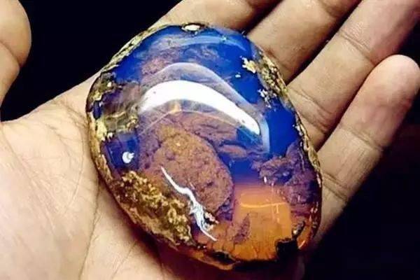 卖的成品不少,原石基本都是开窗口售的,产地有墨西哥,美国夏威夷,日本