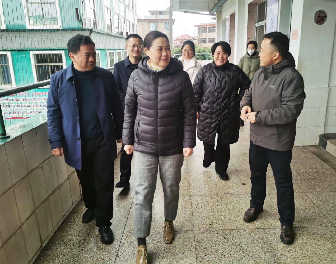 副县长张琼孟娜作情况汇报.