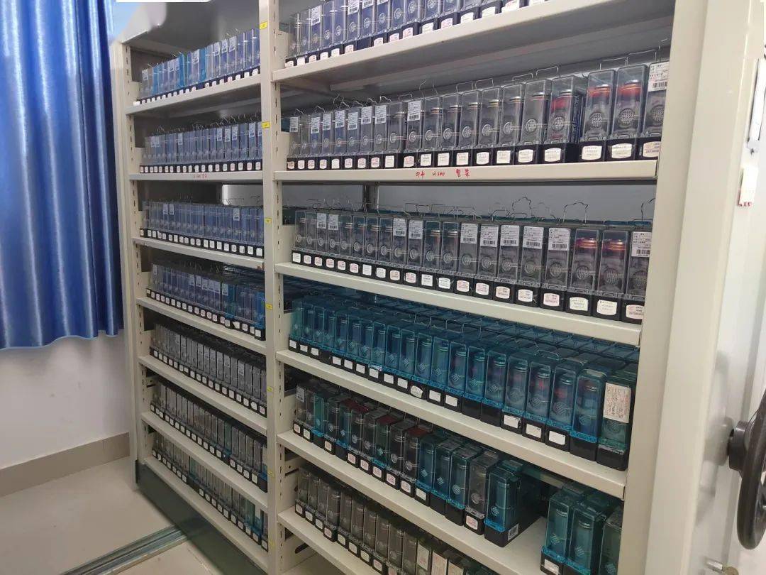 琳琅满目的继电器井然有序地摆放在待修库架上,一台巴掌大的继电器