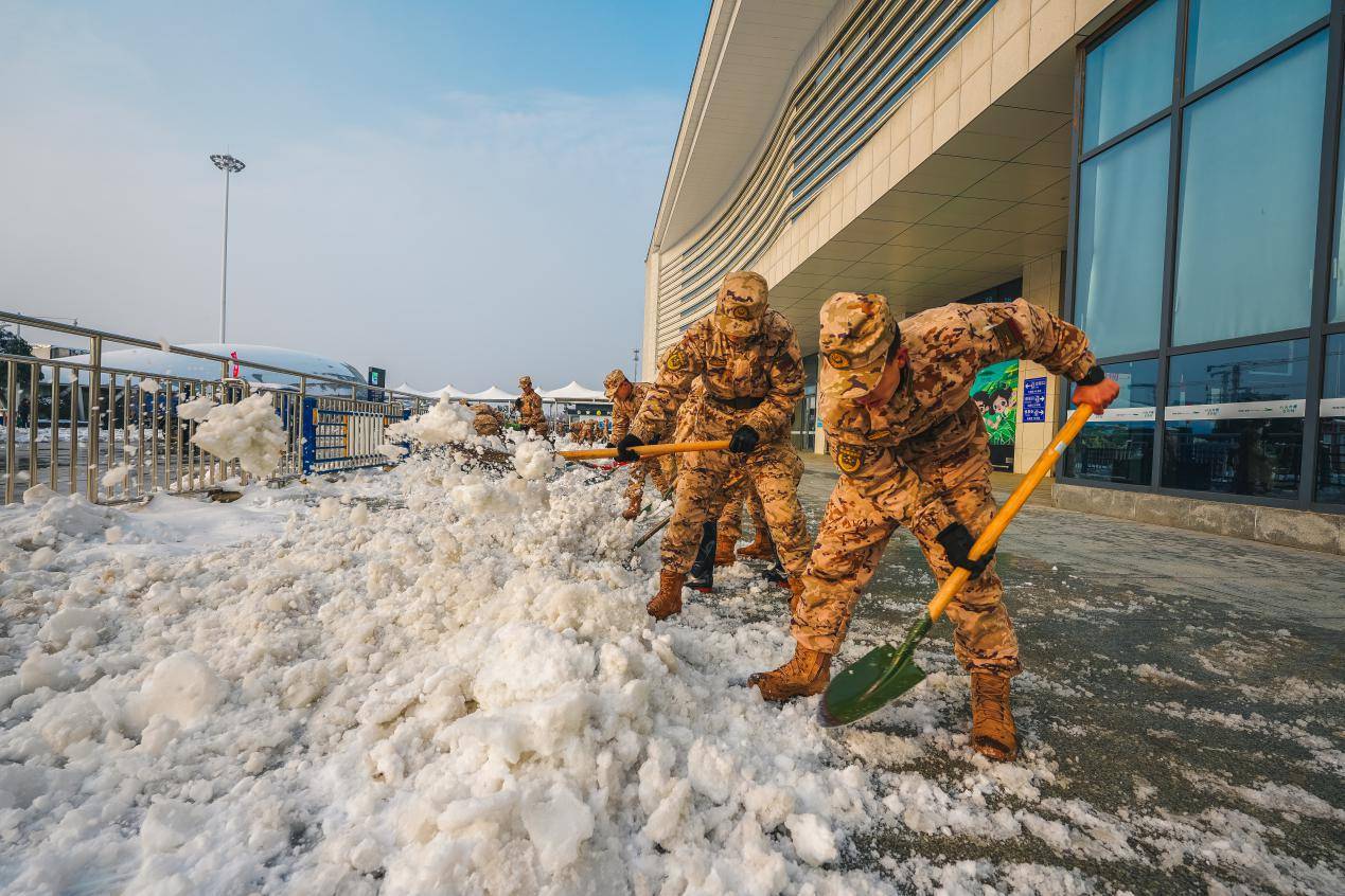 武警部队官兵积极投入雨雪冰冻灾害抢险救援 保障群众