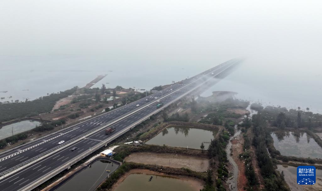 11年过去了, 途径藤县的"摩托大军"里的这一家三口,样