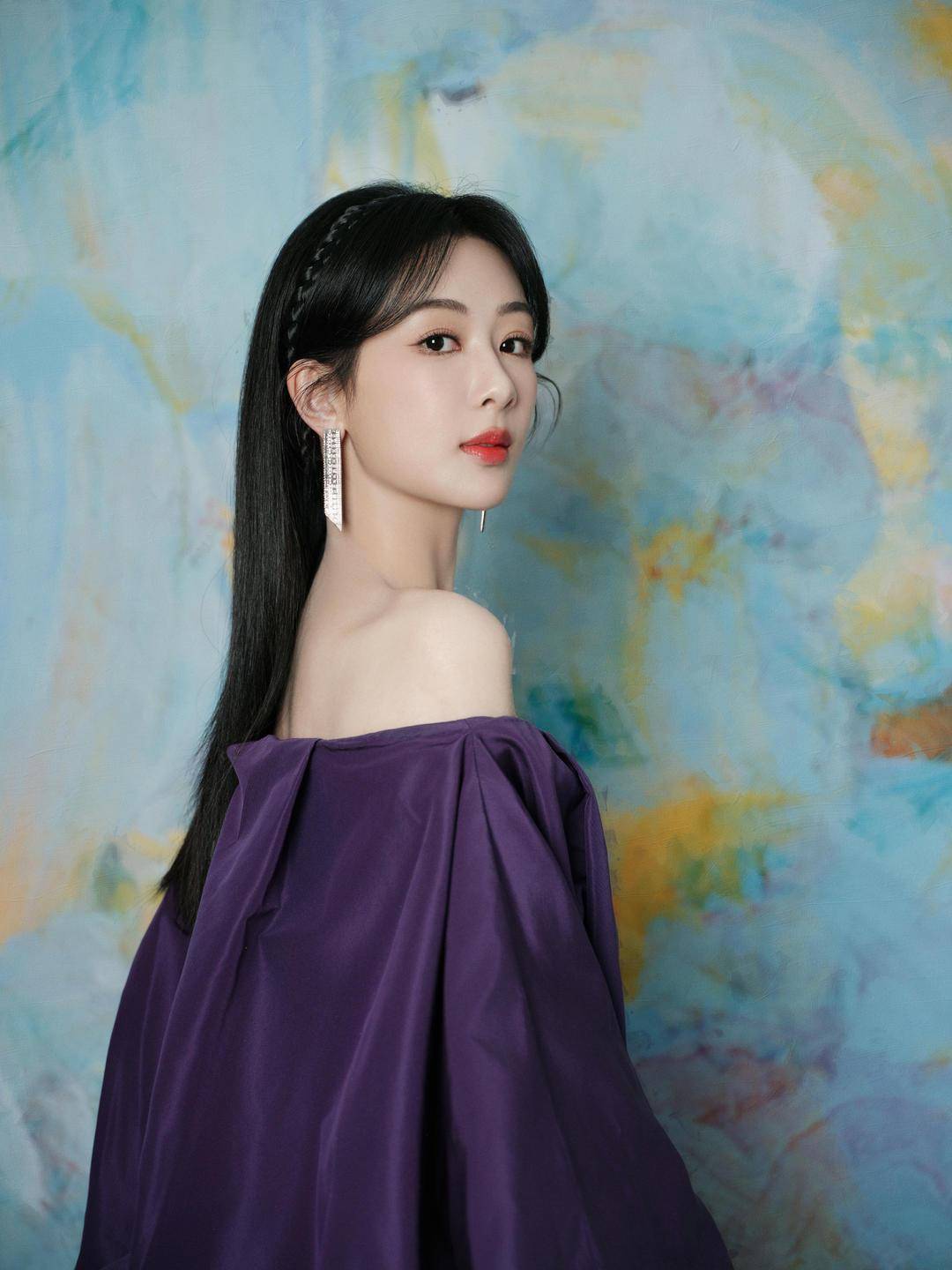 直到2016年,电视剧《欢乐颂》的出现,让杨紫再次翻红,接连出演了《香