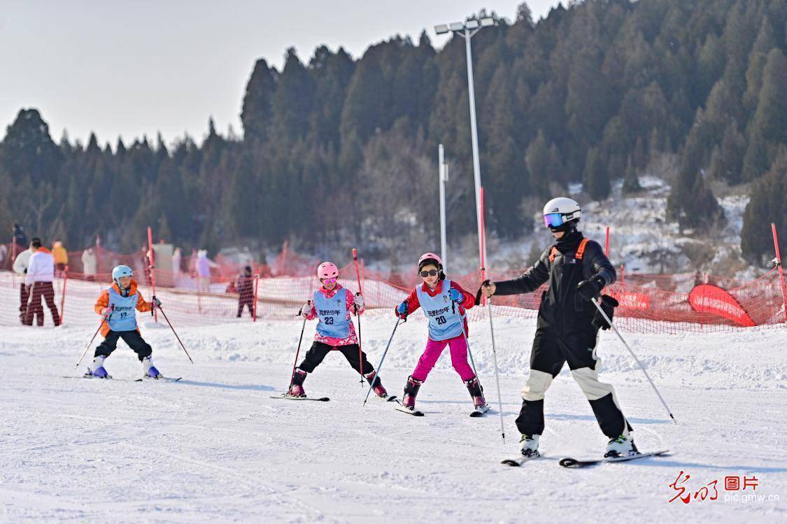 2024年2月7日,山东省青州市驼山滑雪场,教练带领小朋友练习滑雪,在