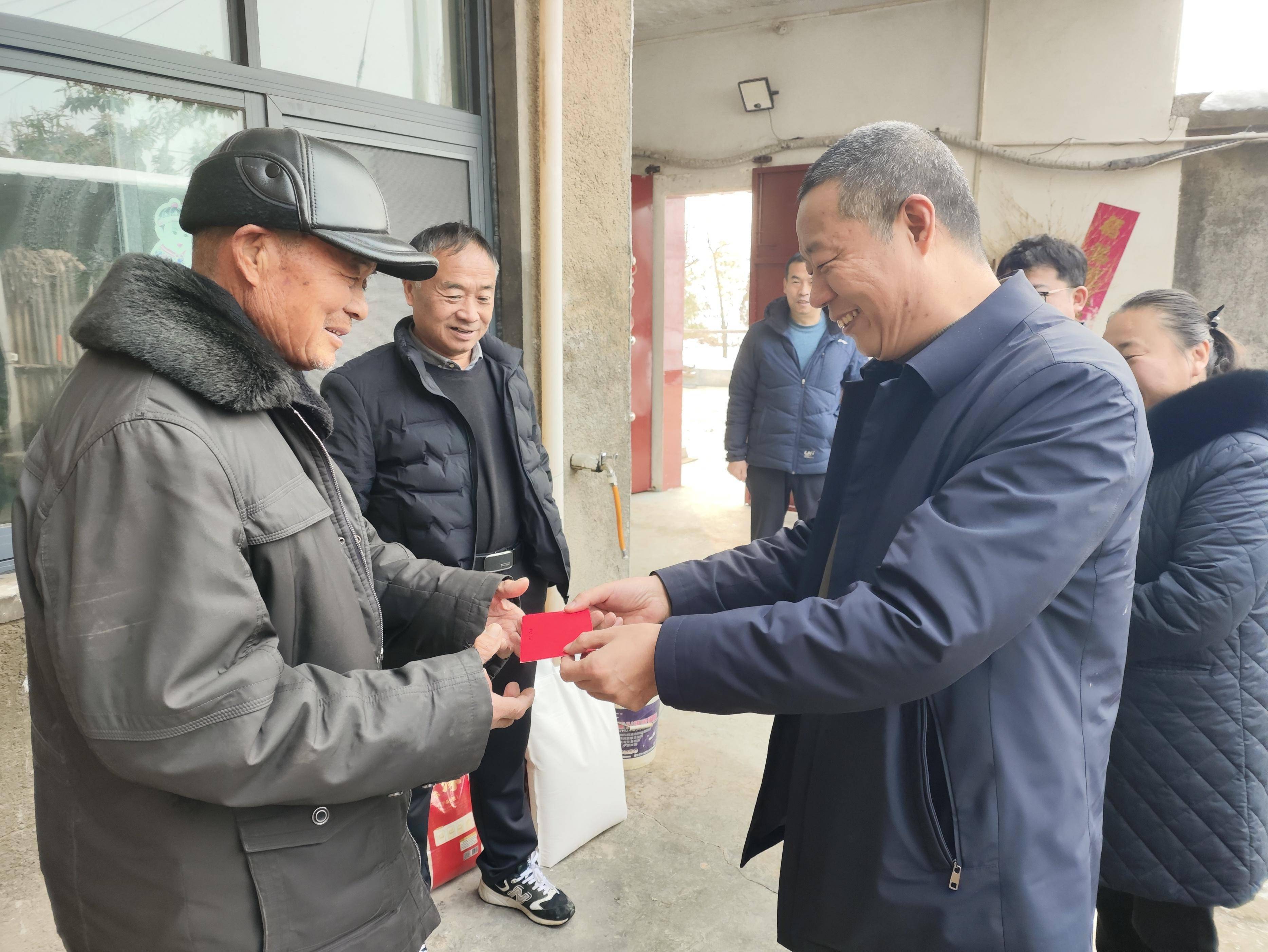 新春送暖 岁寒深情 荥阳市副市长王亚滨到刘河镇走访慰问困难党员