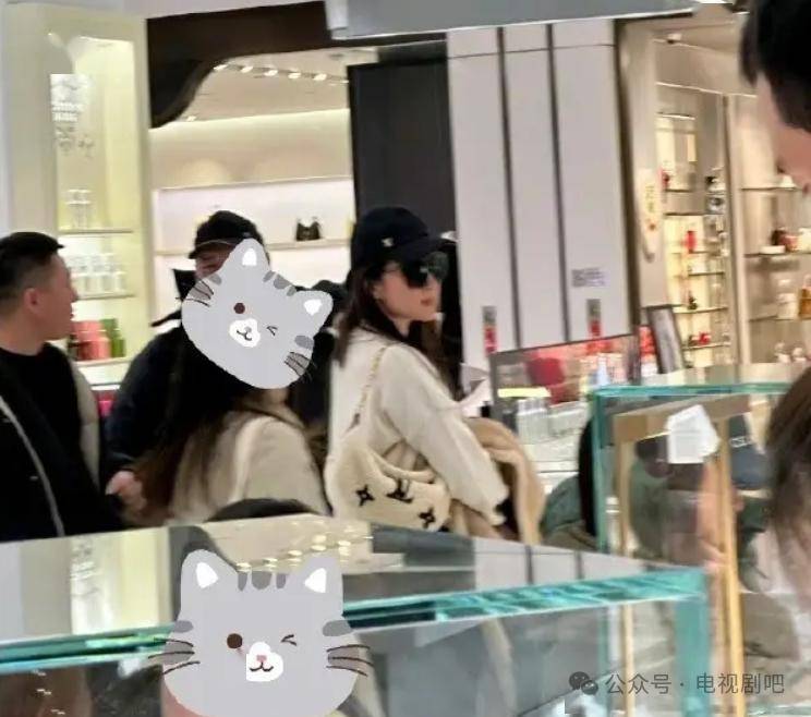 刘亦菲逛商场被偶遇 戴墨镜悠闲惬意疑似剪短头发_外套_仙女_照片