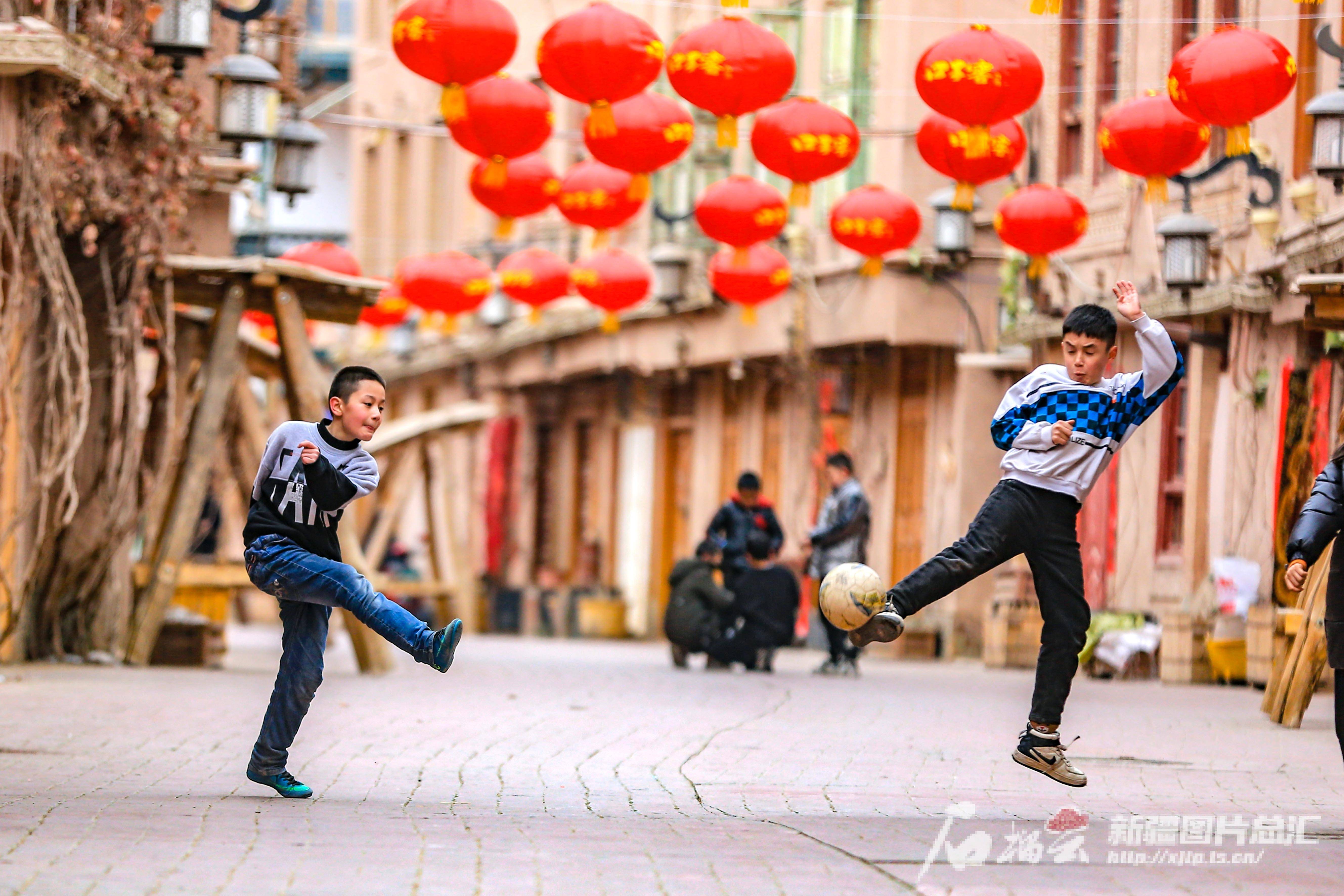 龙年春晚新疆喀什分会场|古城里踢球迎春_蔡增乐_天山_日报