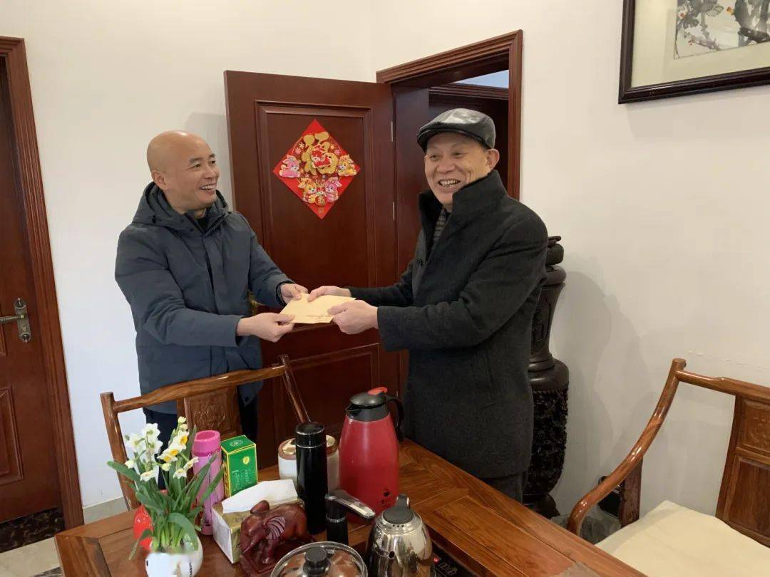 镇党委副书记陈中明分别前往新春村,新黎村,走访慰问困难党员和群众