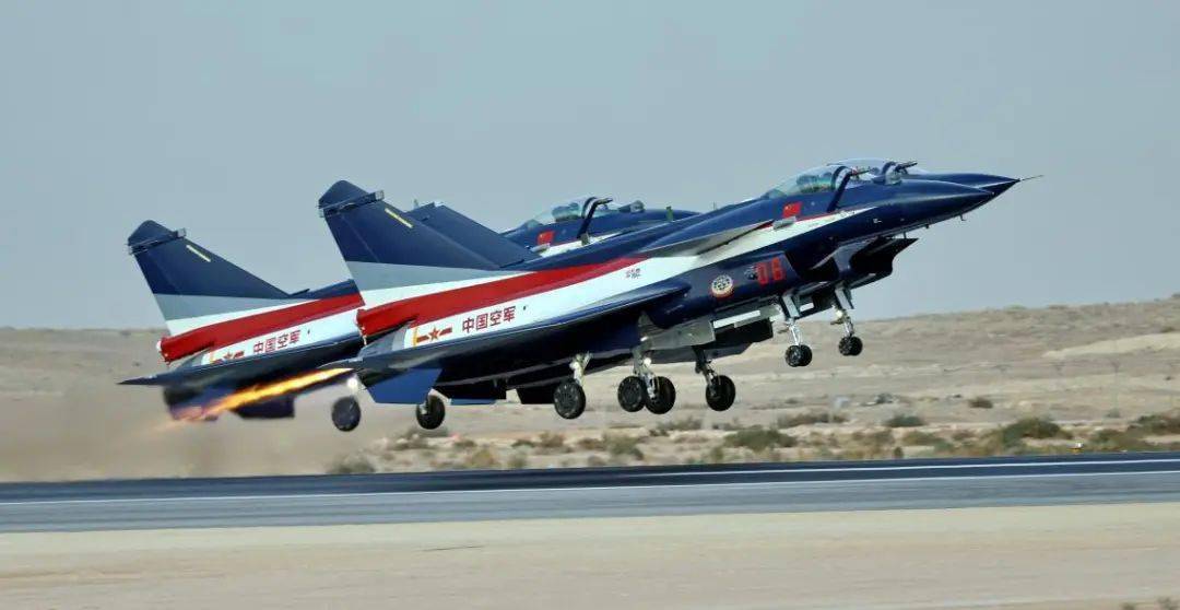 下午5时,空军八一飞行表演队4架歼10c型和2架歼10双座型战机压轴出场