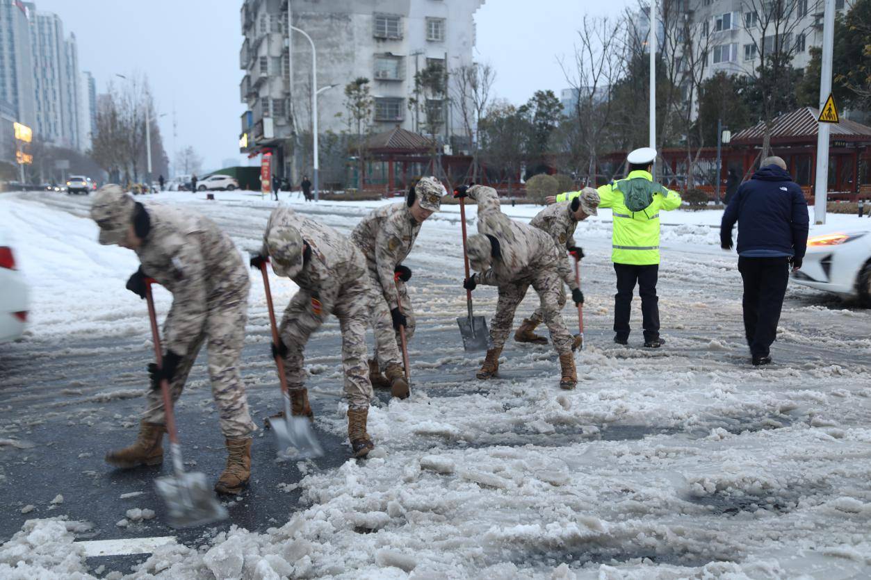 武警部队官兵积极投入雨雪冰冻灾害抢险救援 保障群众