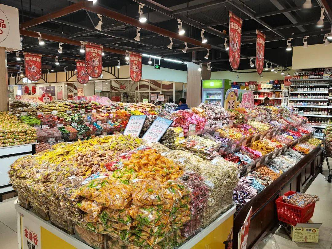 邓世武一行先后来到威远大市场,天生祥超市,实地查看市场供应,食品