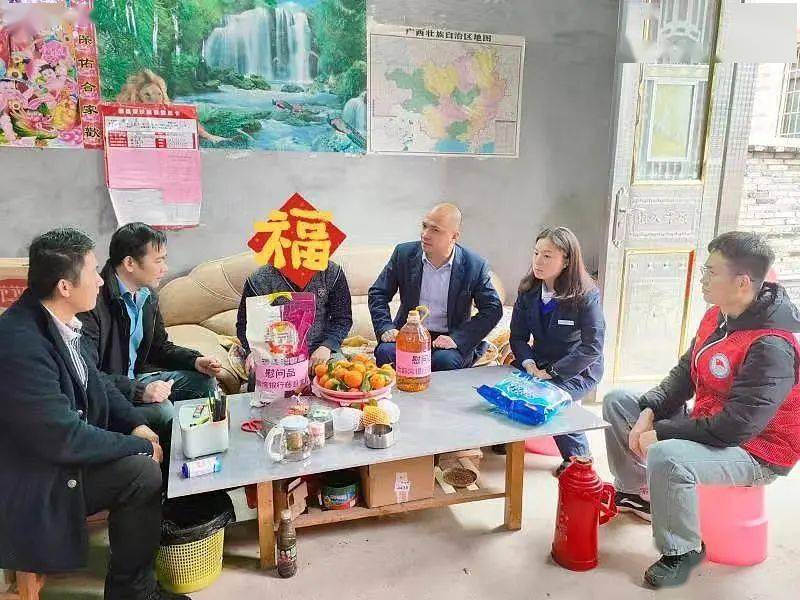 "北部湾银行藤县支行党支部书记,行长梁毅走进脱贫户家中,与他们聊