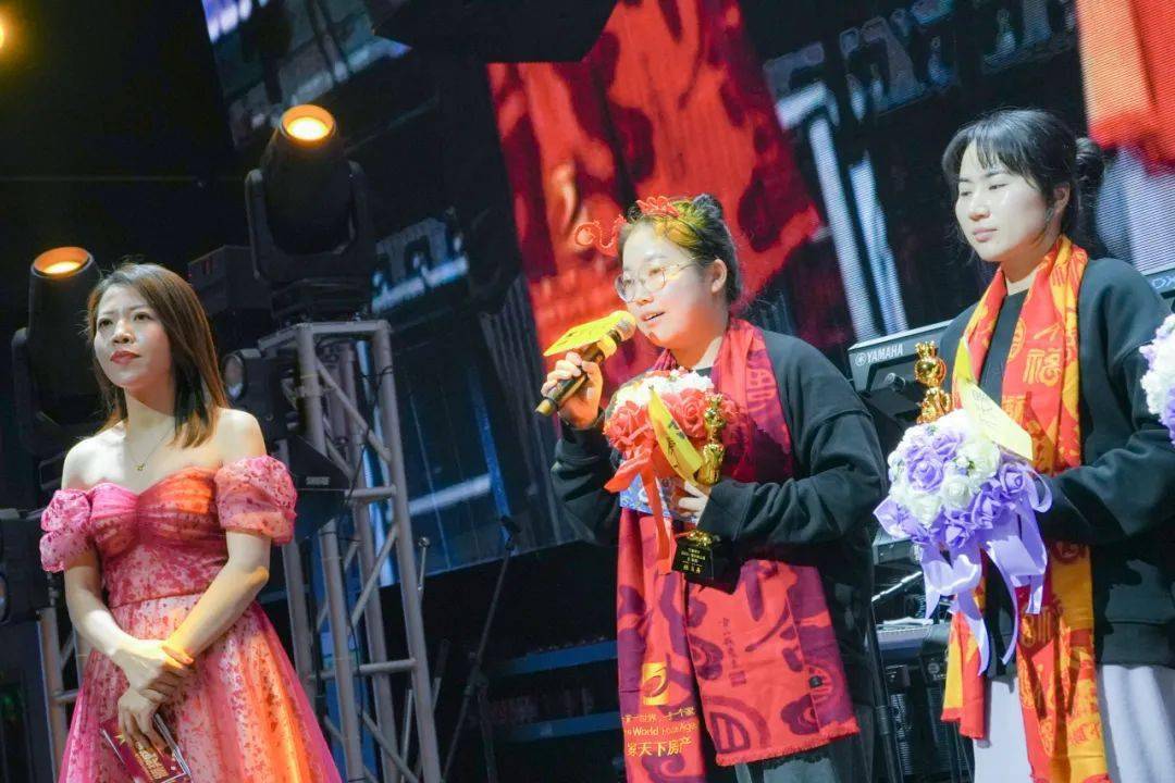 年度财务之星: 财务部张晶晶年度运营之星: 人事部石霞玉年度运营