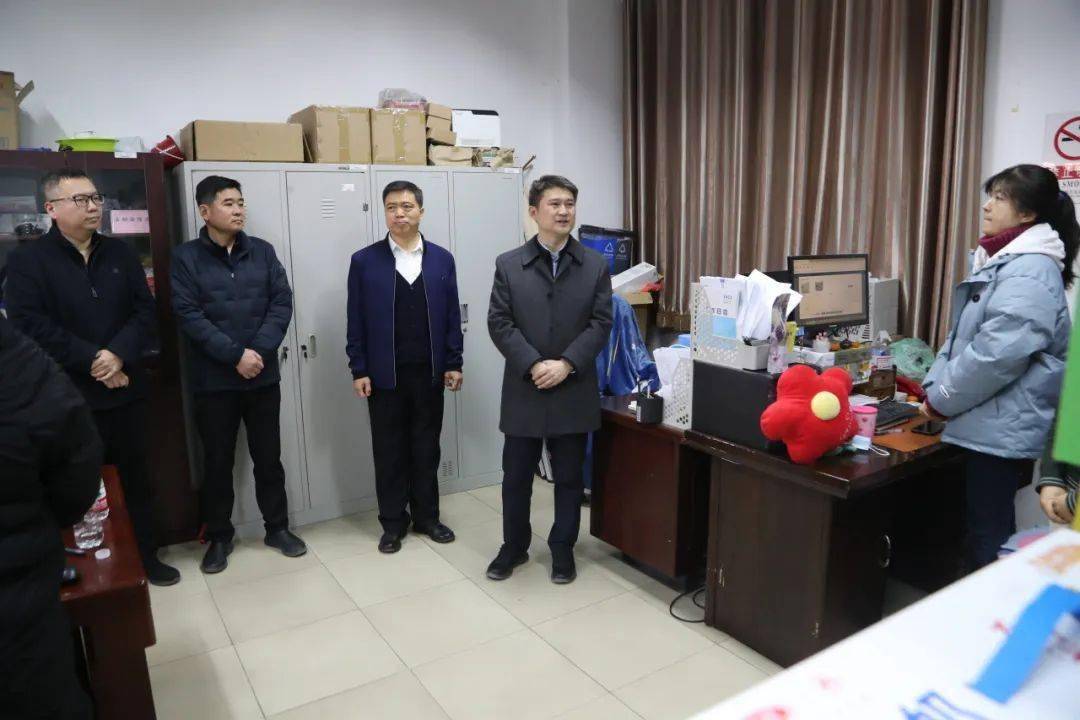 【聚焦】温泉镇主要领导开展春节走访慰问_工作_余新星_社区