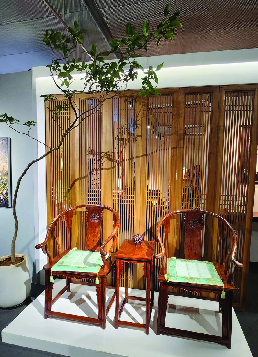 值得一提的是,这个设计中,每一件中式古典家具都散发出独特的韵味,给