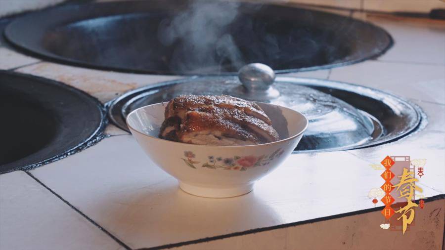 举锅铲的老大爷从土灶下"弹出,做一道硬菜…上海乡村美食视频背后的