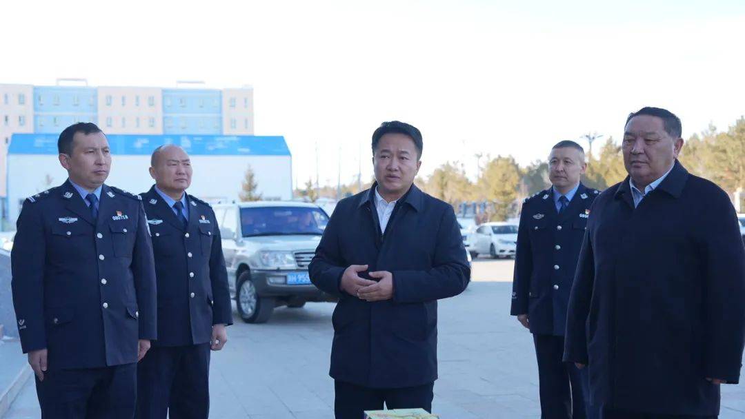 县委书记李林飞一行带着党和政府的亲切关怀和全县人民的深情谢意