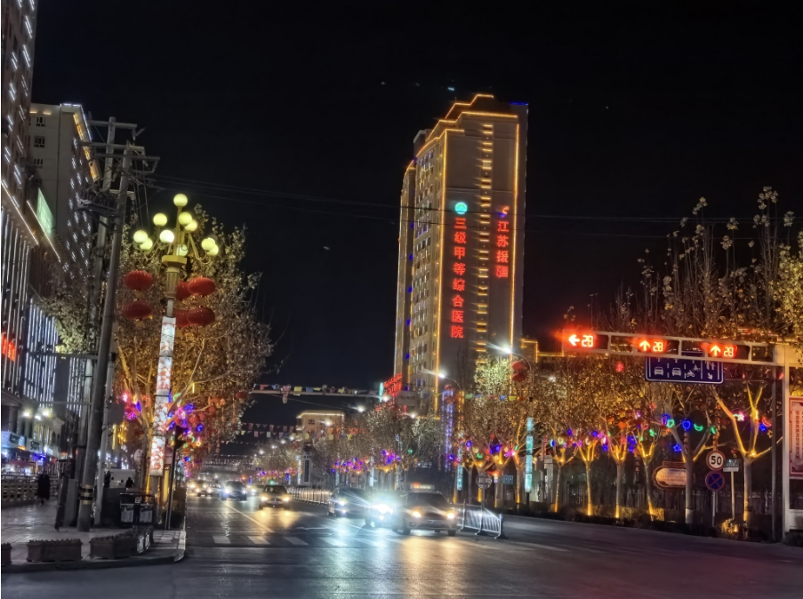 走在阿图什市的大街上,您会看到一排排红彤彤的灯笼高高挂起,它们不仅