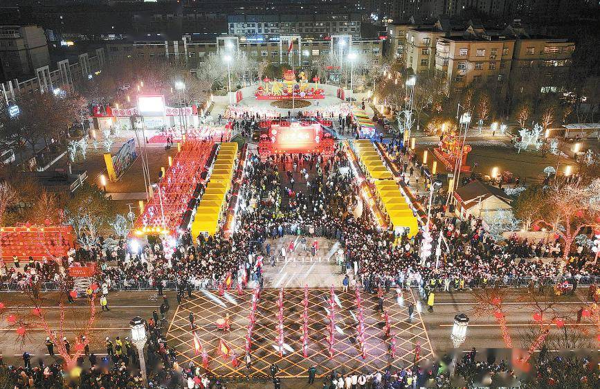 2月2日晚,农历腊月廿三,固安县新中街张灯结彩,人声鼎沸.