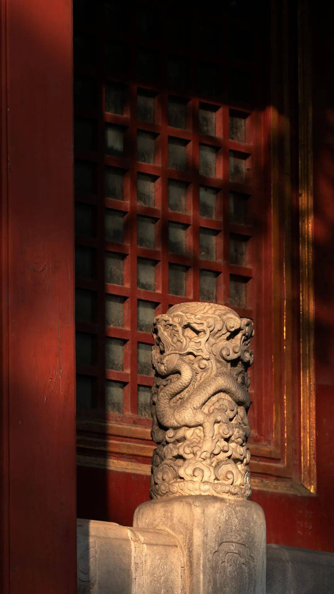 汉白玉云龙柱头宫灯的龙形挑杆琉璃瓦影壁的龙形基座(局部)龙形琉璃瓦